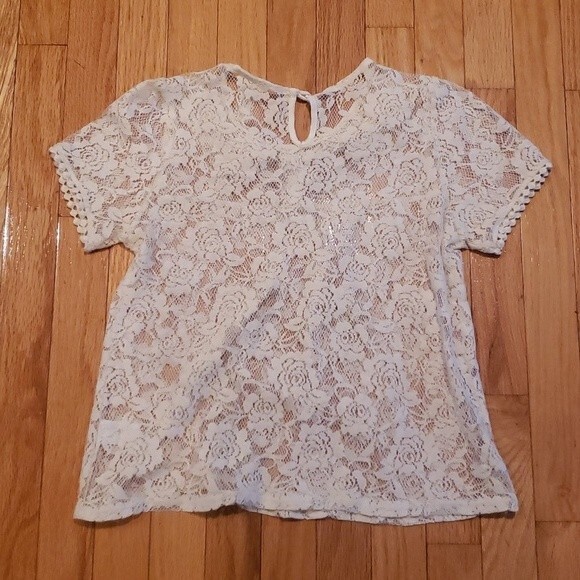Lace Top Size S with a Pearl closure & 3 Pearl buttons in the front. Cream. - Picture 3 of 5